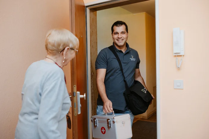Pflegekraft von Bernstein bei einem Hausbesuch