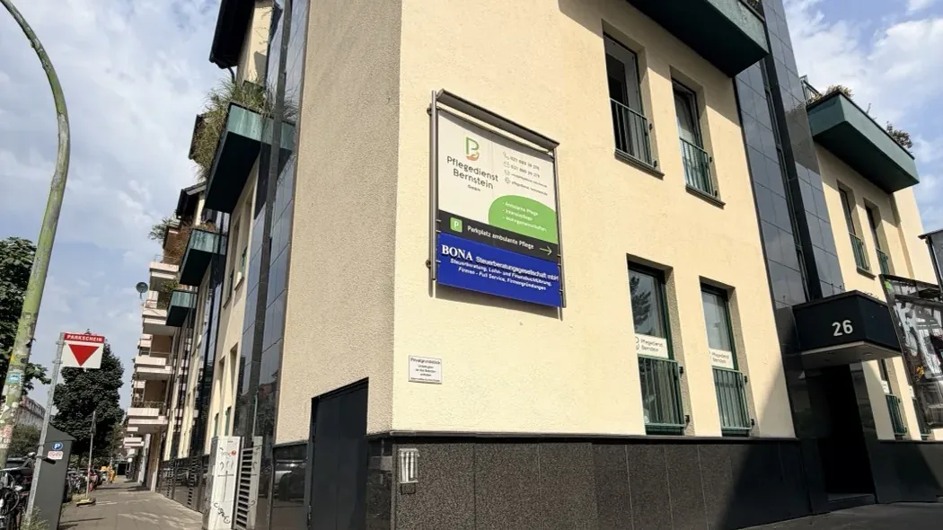Außenansicht des Hauptsitzes an der Mettmanner Straße in Düsseldorf, Gebäudeecke mit Firmenschild des Pflegedienst Bernstein und Hausnummer 26