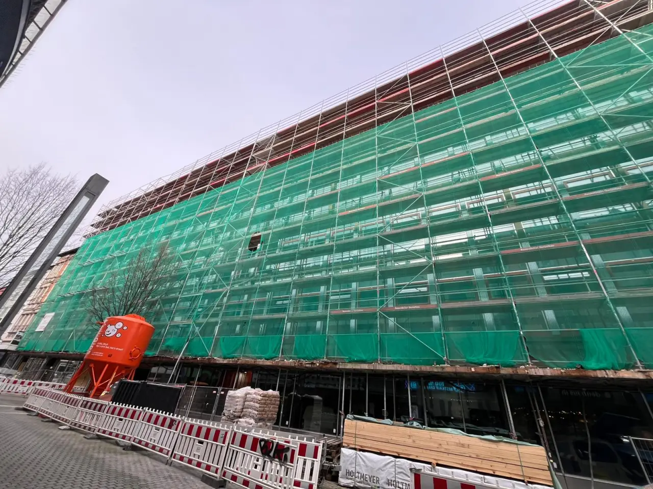 Eingerüstete Fassade von der Straße aus gesehen, Aufnahme aus der Bauphase im März 2026