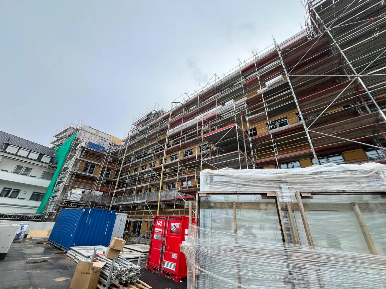 Gerüst und Materiallager im Innenhof der Baustelle, Aufnahme aus der Bauphase im März 2026