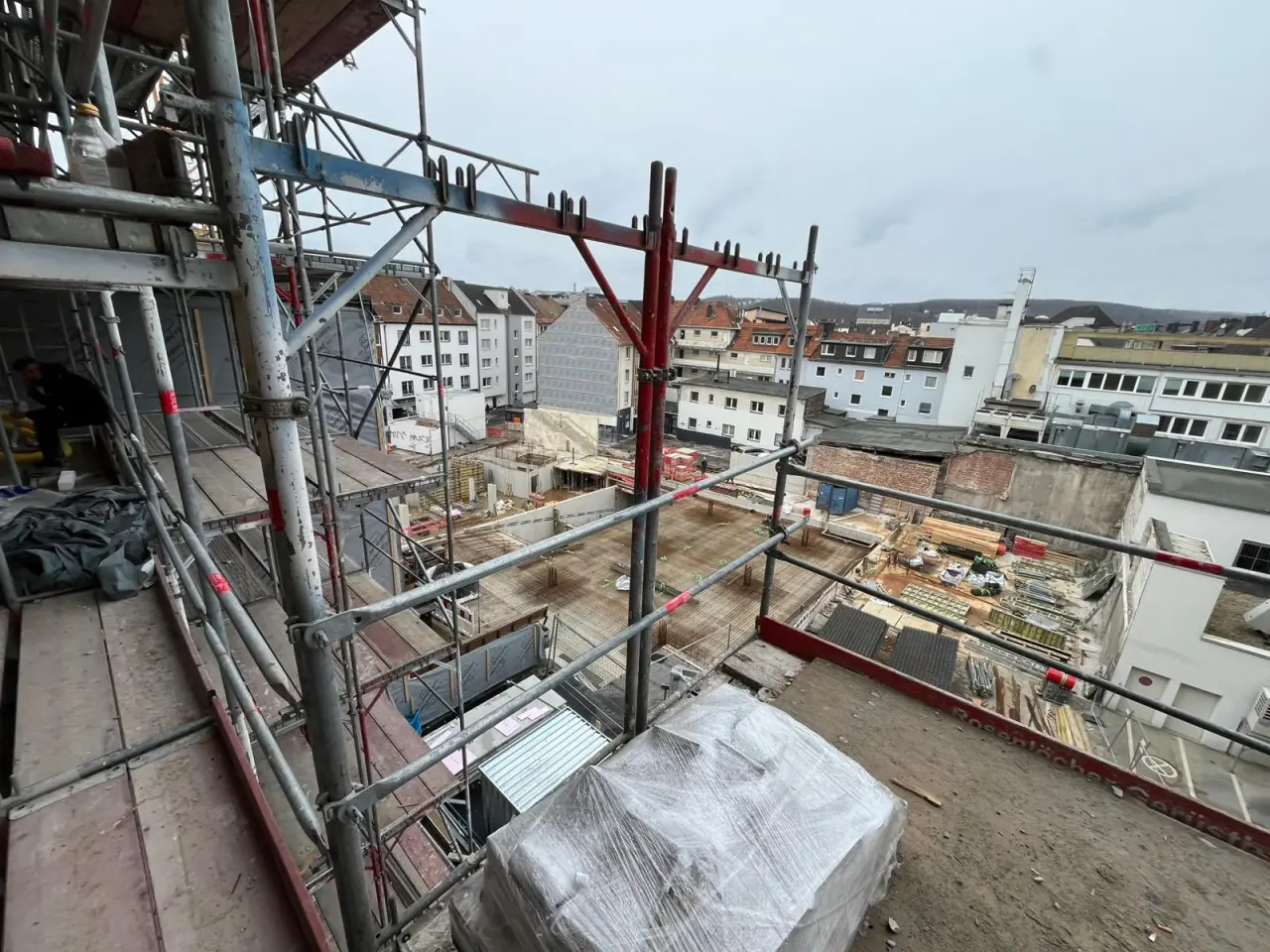 Blick vom Gerüst über die Baustelle und die umliegende Hagener Innenstadt, März 2026