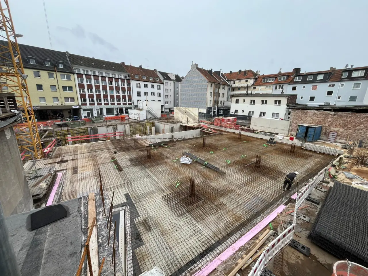 Bewehrte Geschossdecke im Rohbau von oben gesehen, Aufnahme aus der Bauphase im März 2026