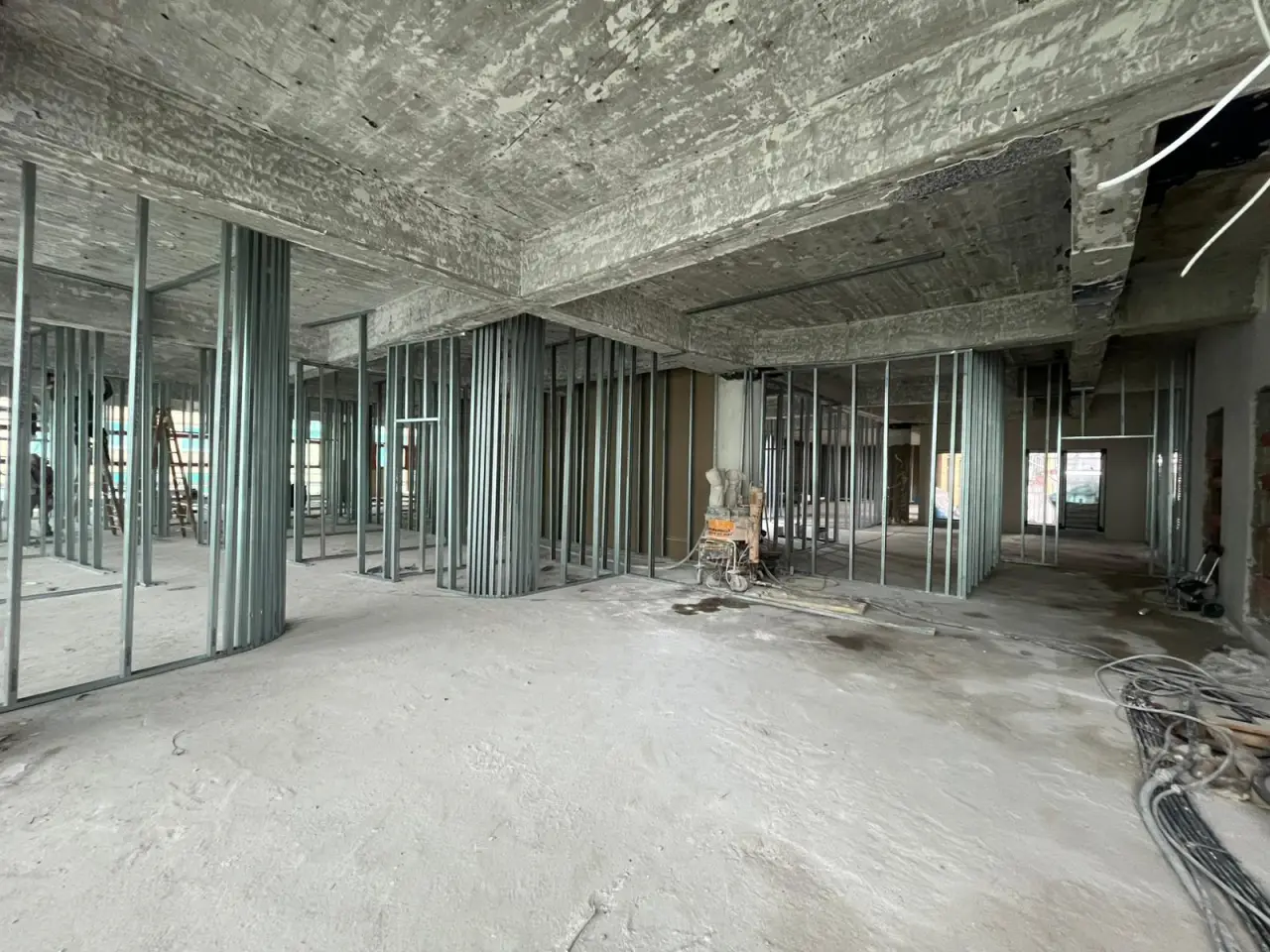Rohbaugeschoss mit Betondecke und gestellten Trennwänden, Aufnahme aus der Bauphase im März 2026